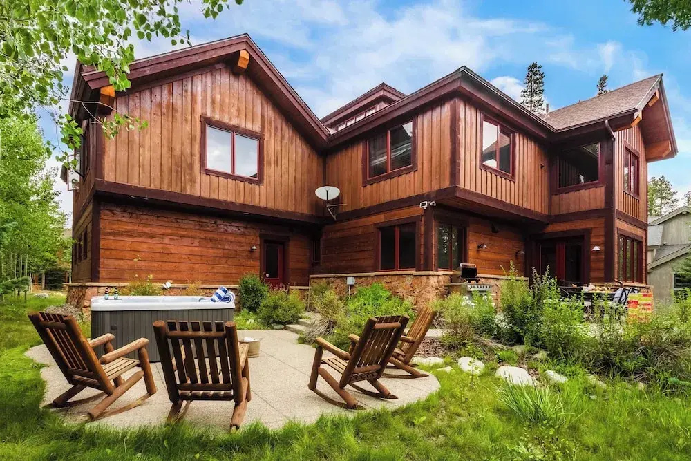 Peak 8 by Avantstay Spacious Modern Cabin w/ Hot Tub & Views