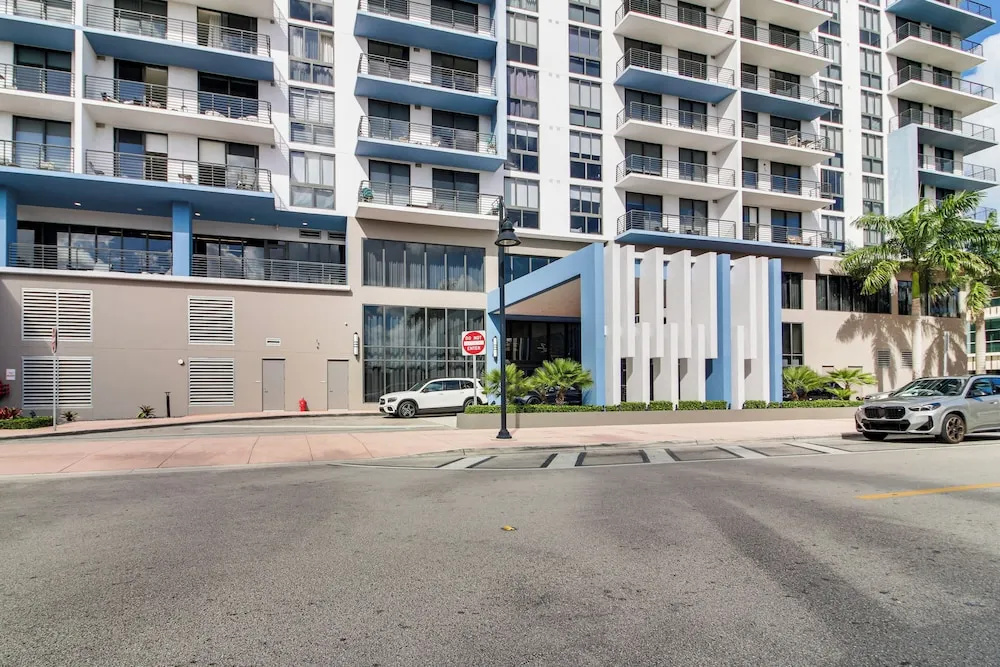 Steps to Dtwn Doral Park: Modern Group Retreat!