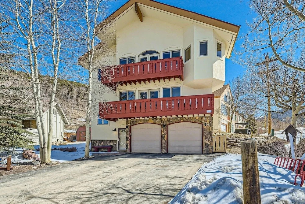 137 Rasor Drive 4 Bedroom Home by RedAwning