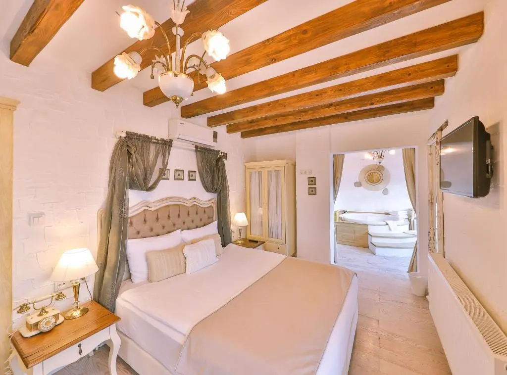 Deluxe Double room (full double bed)