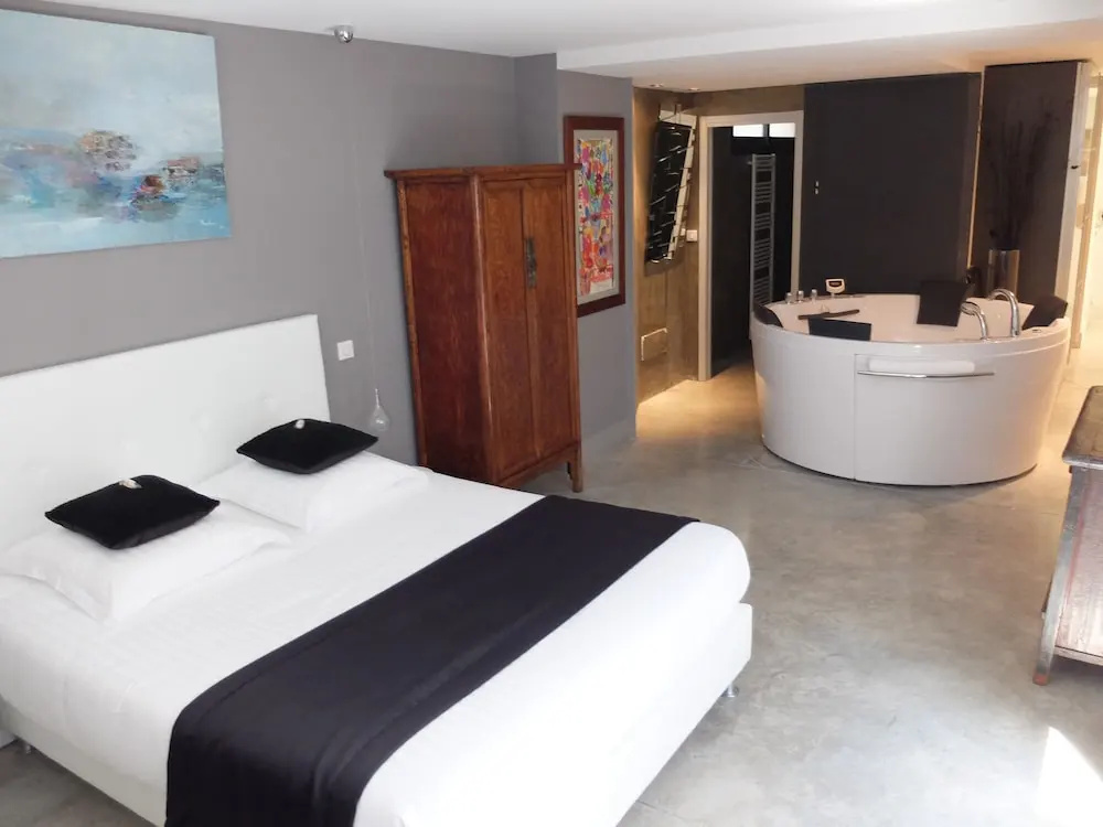 Deluxe Double room (full double bed)