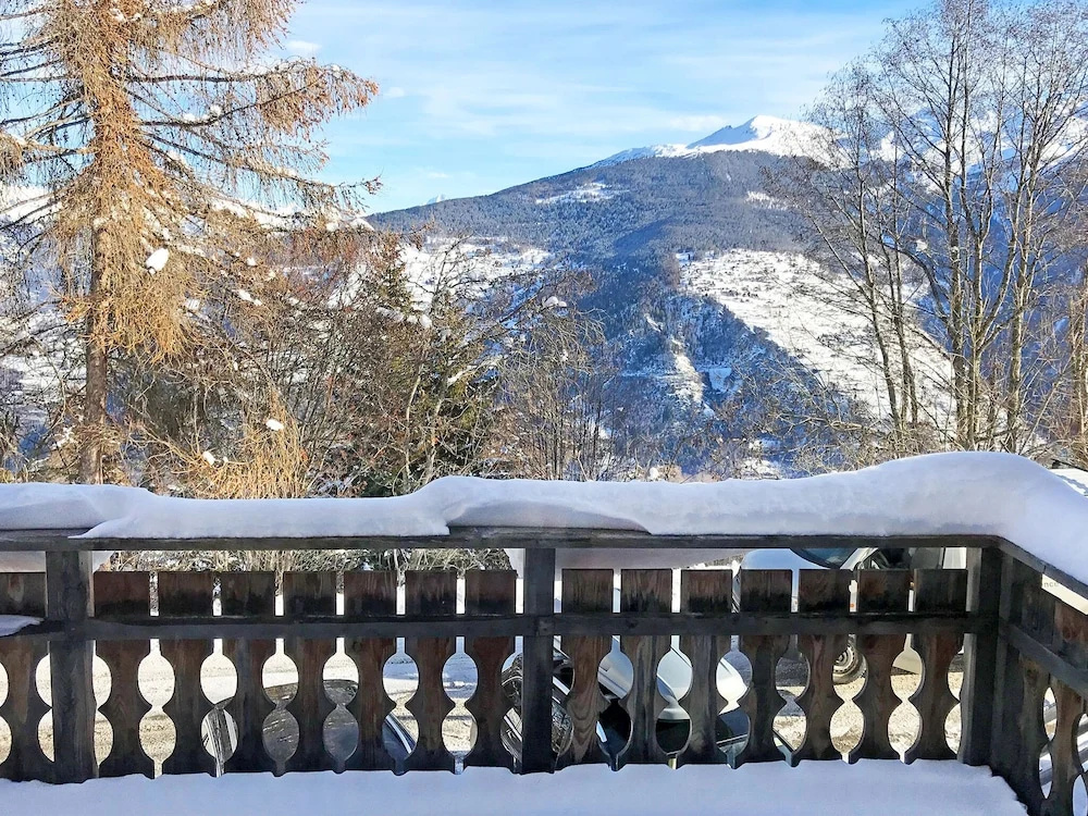 A Luxurious 12 Person Chalet With Superb View