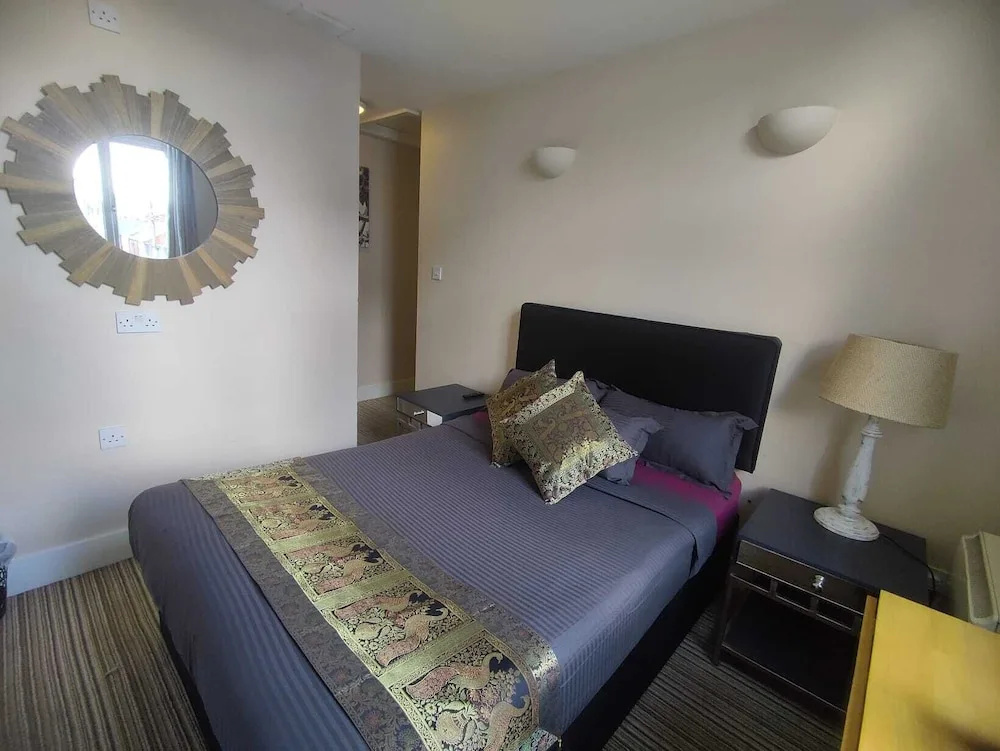 Deluxe Double room (full double bed)