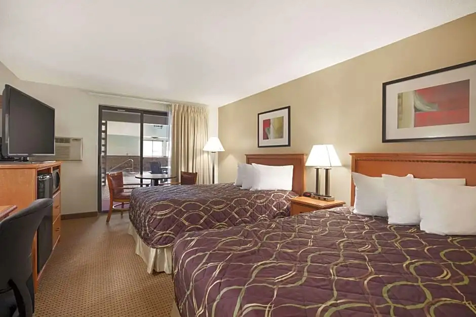 Standard Quadruple room with pool view