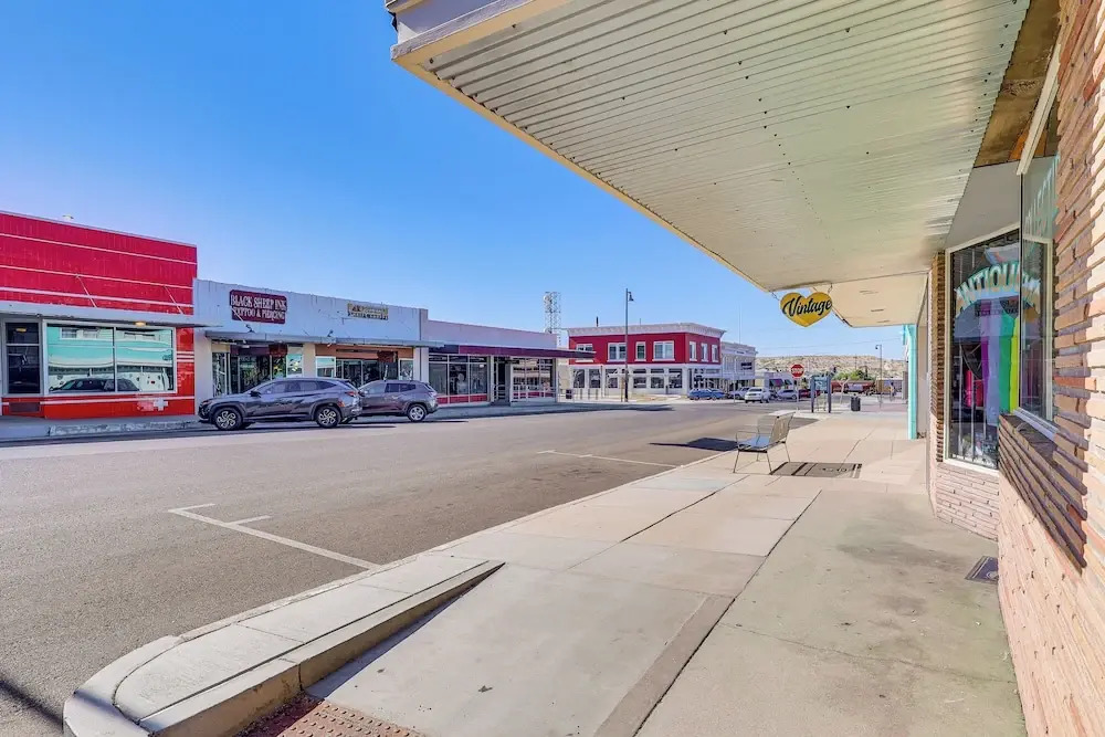 Route 66 Retreat Steps to Beale St in Dtwn Kingman — фото 3