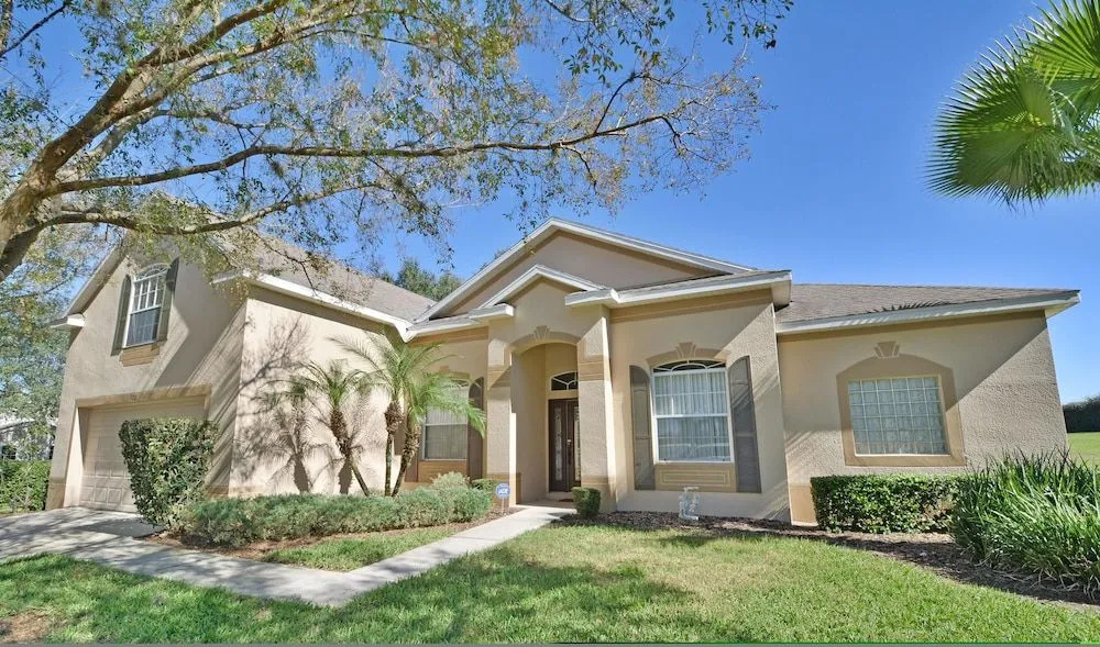 100HC Holly Corner 5 Br villa by RedAwning