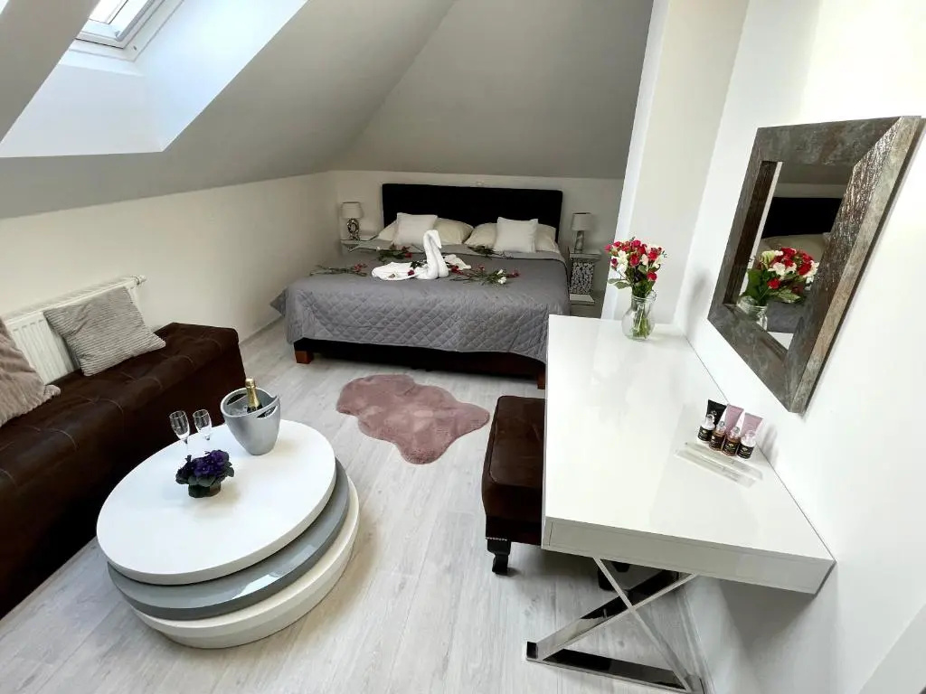 Deluxe Double room (full double bed)