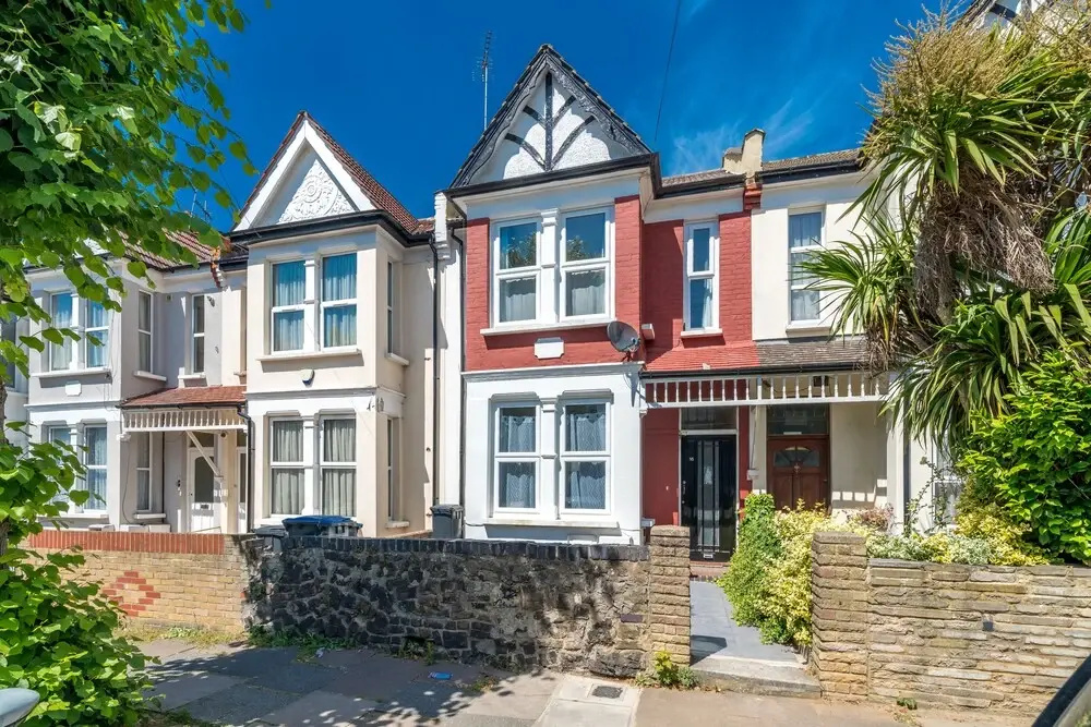 Homely 4-bedroom Home With 2 Baths & Free Parking