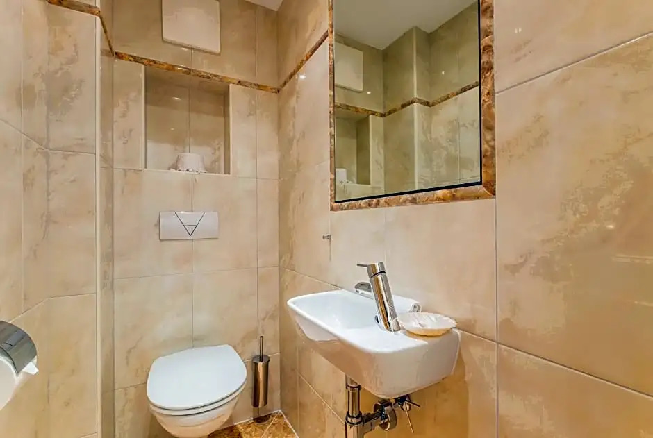 豪華雙人房，設有露台及景色，配有雙人床