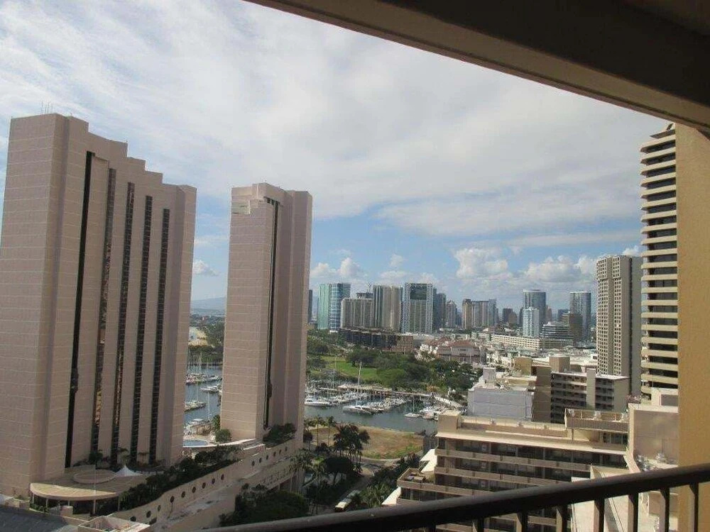 Discovery Bay One Bedroom Condos with Kitchen & Free Wifi!