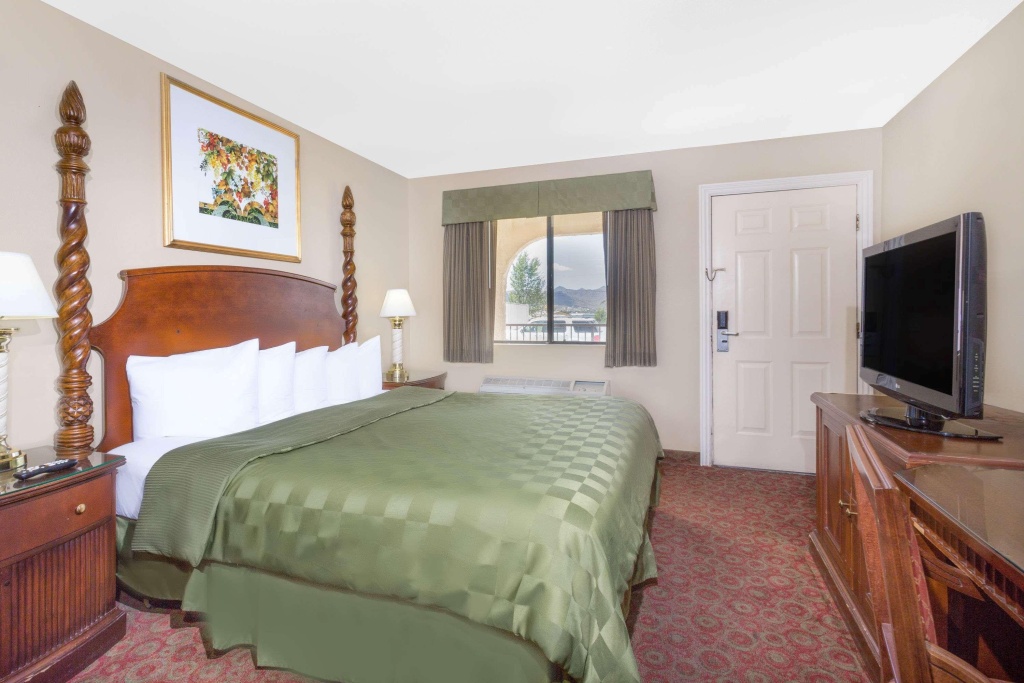 Days Inn by Wyndham Kingman East — 5