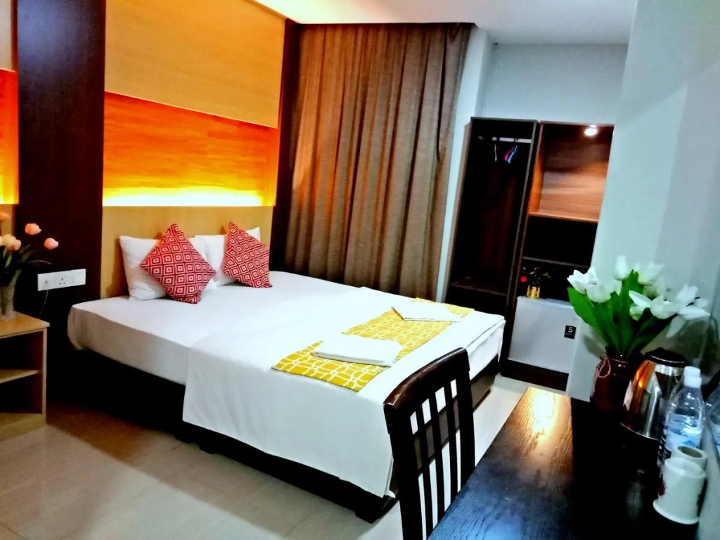 Deluxe Double room (full double bed)