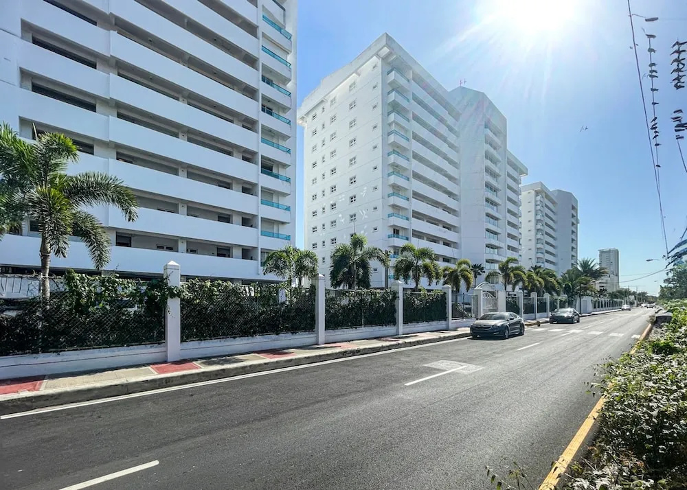 Marbella LUX Essence Beachfront Pool 11thfloor