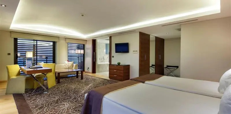 Junior Suite with balcony and with partial sea view