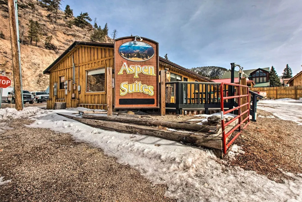 Walk to Main St & Riverfront Trail: Mtn-view Condo