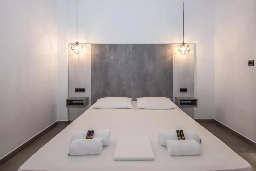 Deluxe Double room (full double bed)