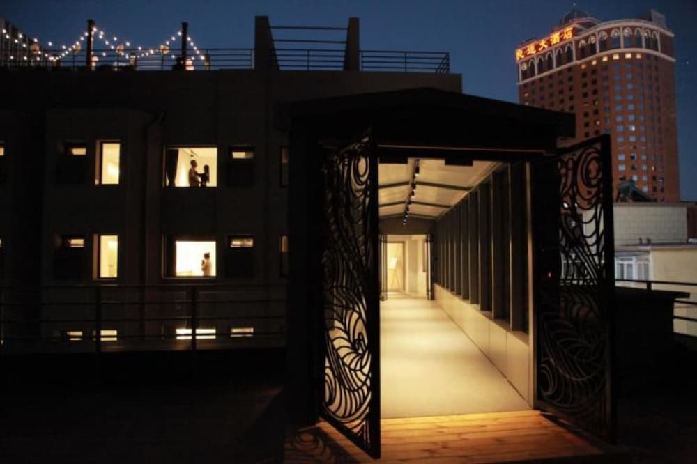Guoshi Hotel (Dalian Donggang Business District Harbour Plaza Subway Station)