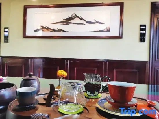 Yiyinju Holiday Hotel