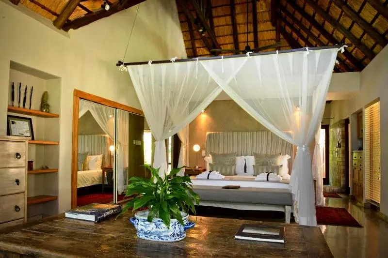 Khaya Ndlovu Manor House - Chambres