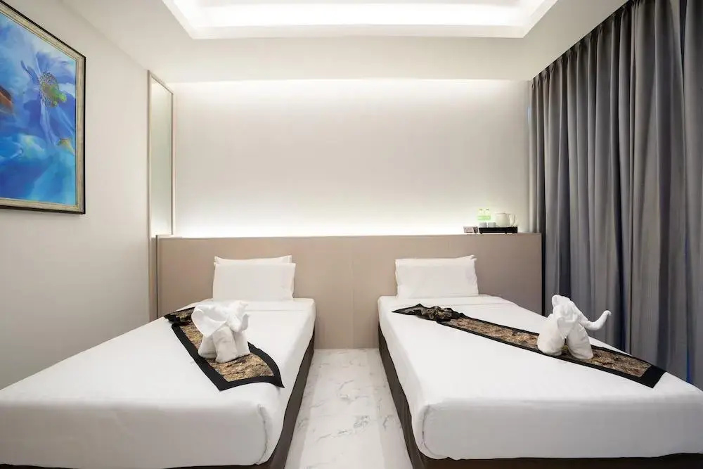 Отель Gold Chariot Pool Villa в Тхаланге
