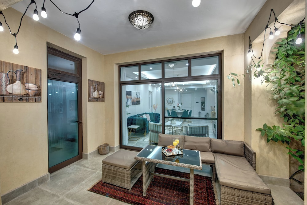 Durrani Homes - Arabian luxury at Souk Al Bahar besides Burj Khalifa & Dubai Mall — фото