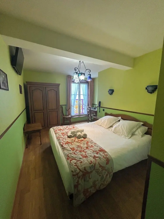 Standard Double room with harbour view (full double bed)