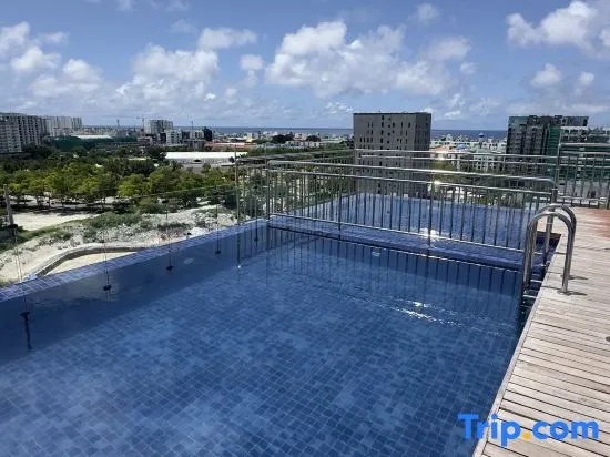 Luxury 3 BHK with Pool & Gym10 minutes from Airport