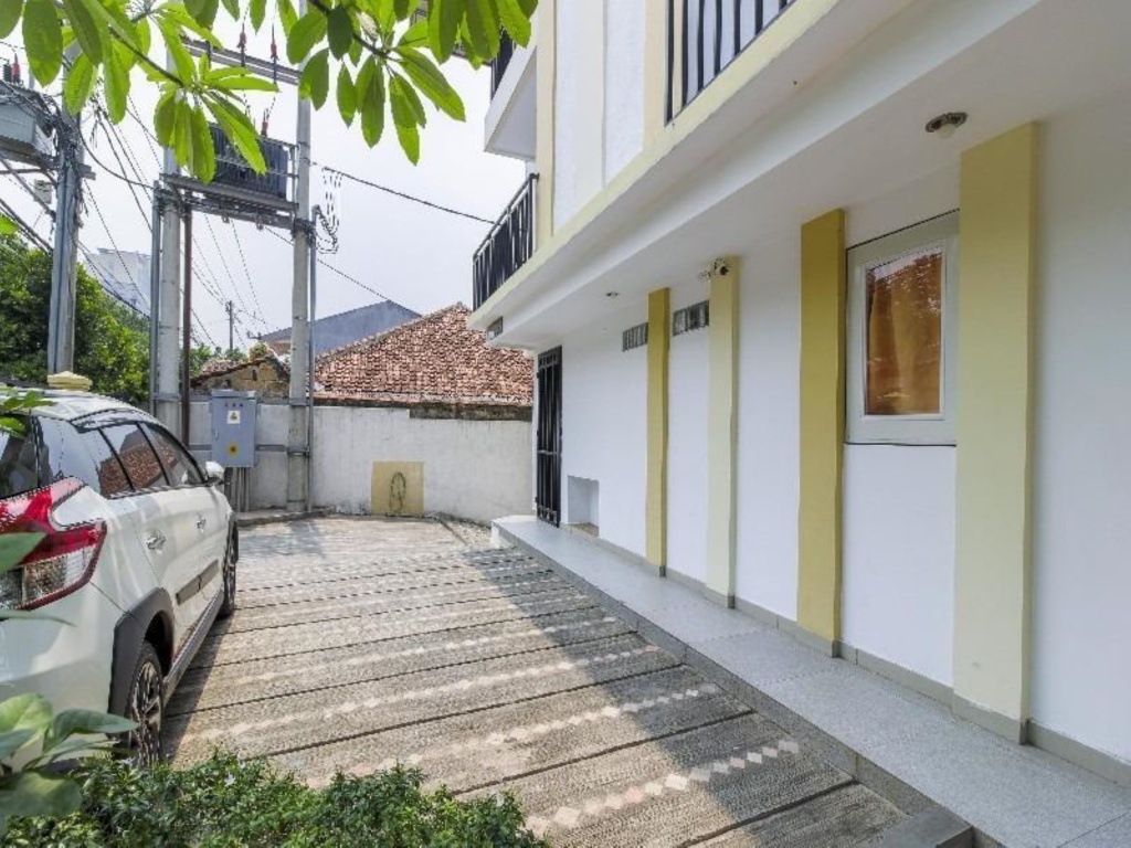 RedDoorz near Margo City in Depok