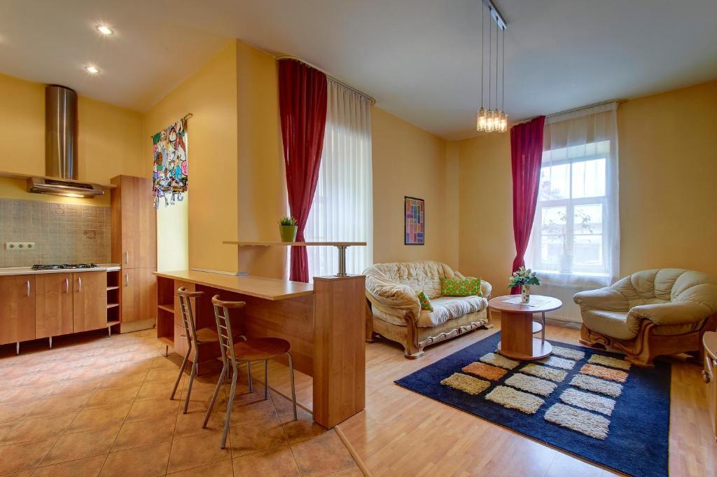 Отель Cozy & Comfy Old Town Apartment With Balcony, фото 2