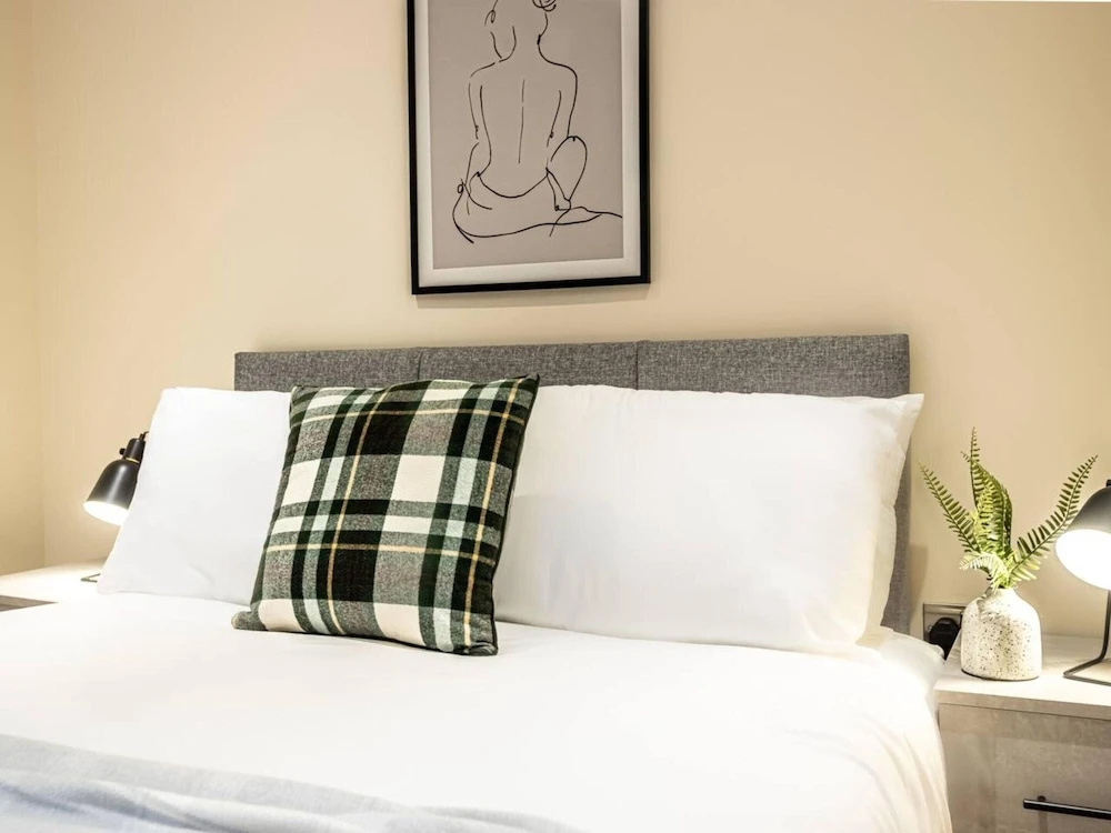 Contemporary One Bedroom Flat by Sojo Stay