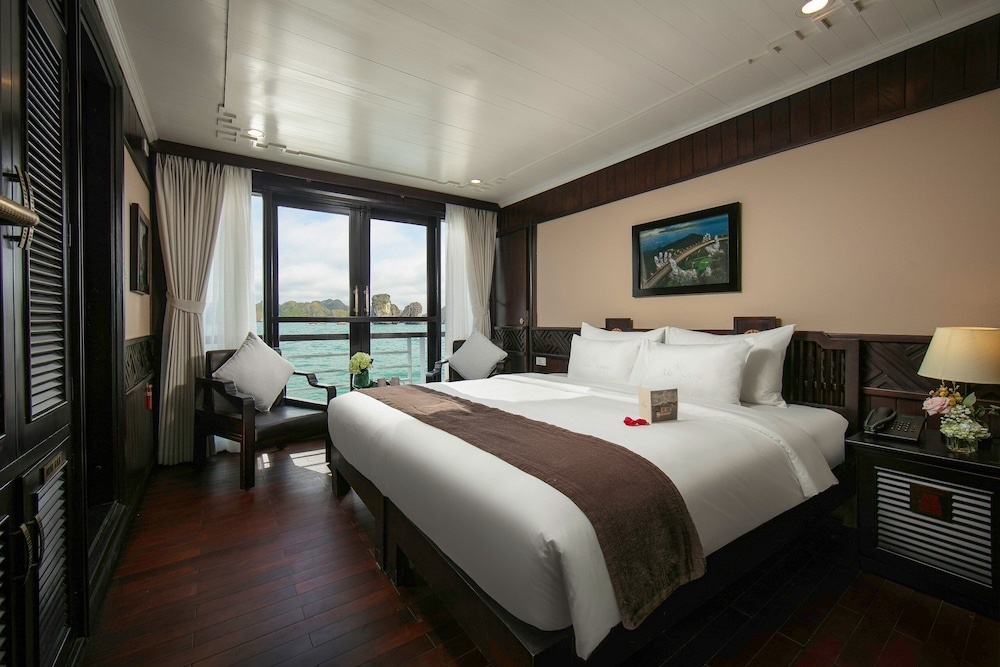 Lily Cruise in Ha Long