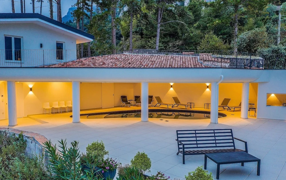 Villa Abetaia With Pool And Lake View