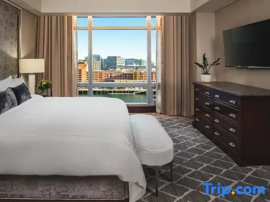 Ambassador Double Suite full double bed