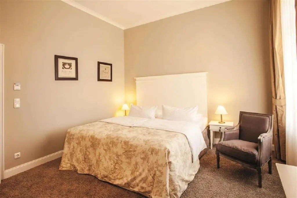 Double Basement Cottage full double bed