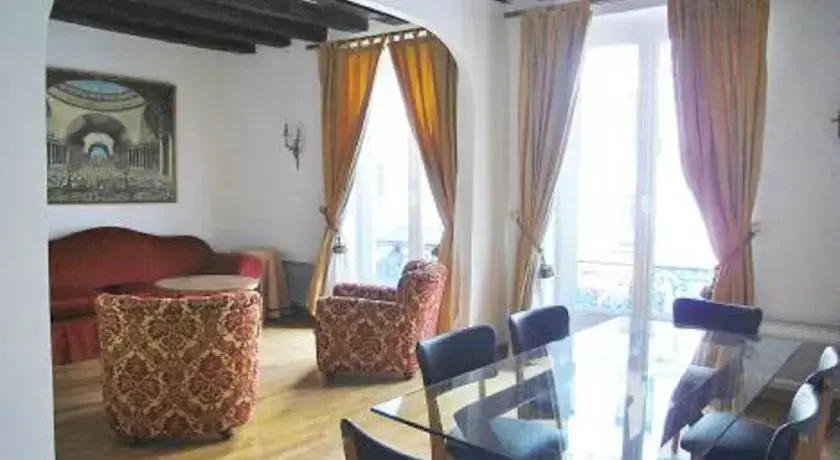 One-Bedroom Apartment Downtown