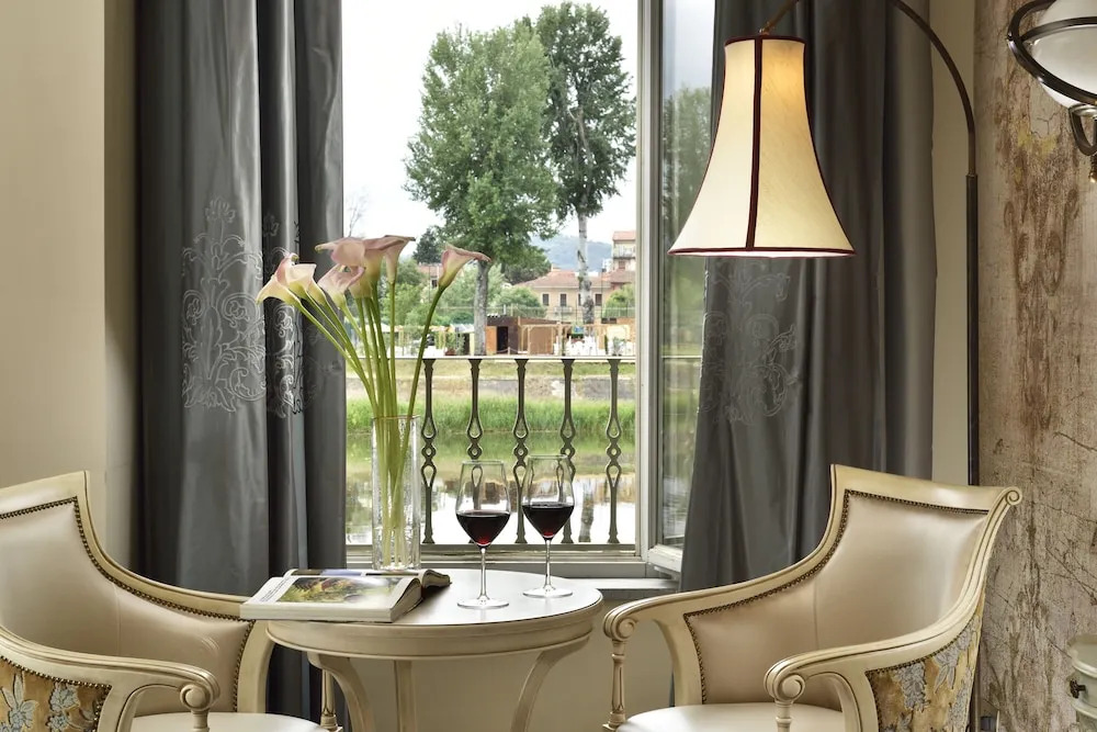Двухместный номер Executive вид на реку Арно двуспальная кровать в Hotel Ville sull'Arno