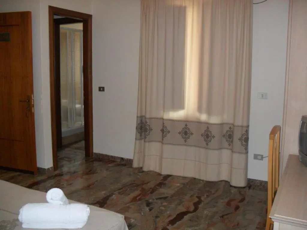 Standard Double room with mountain view (full double bed)