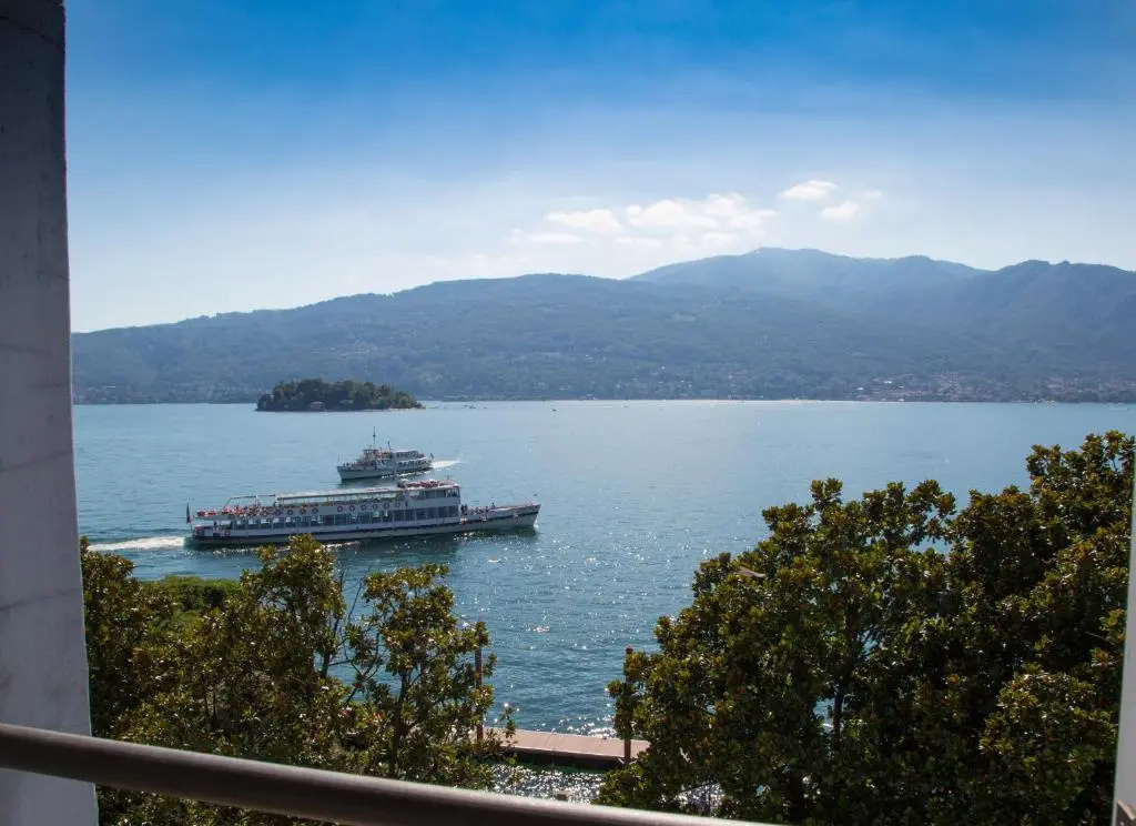Standard Double room with lake view (full double bed)