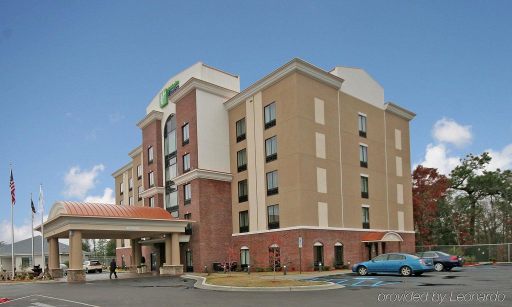 Holiday Inn Express & Suites Hope Mills-Fayetteville Arpt, an IHG Hotel image