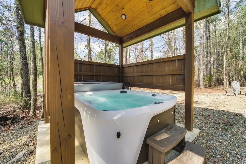 Chic Forest Hideaway in Broken Bow w/ Hot Tub