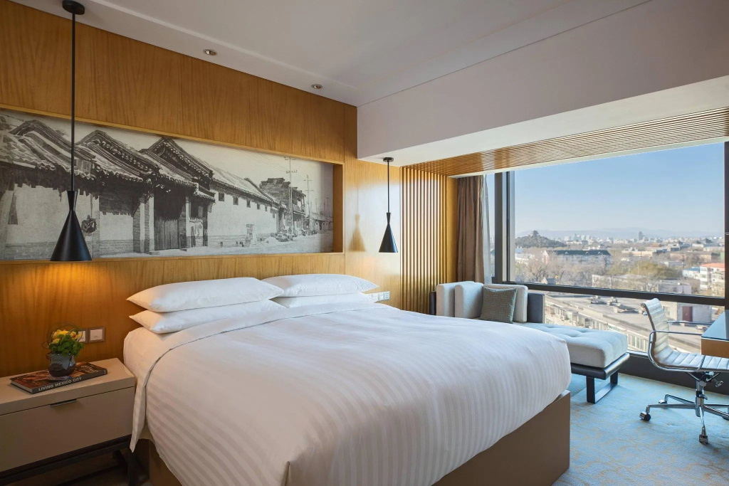 Club Double Suite full double bed