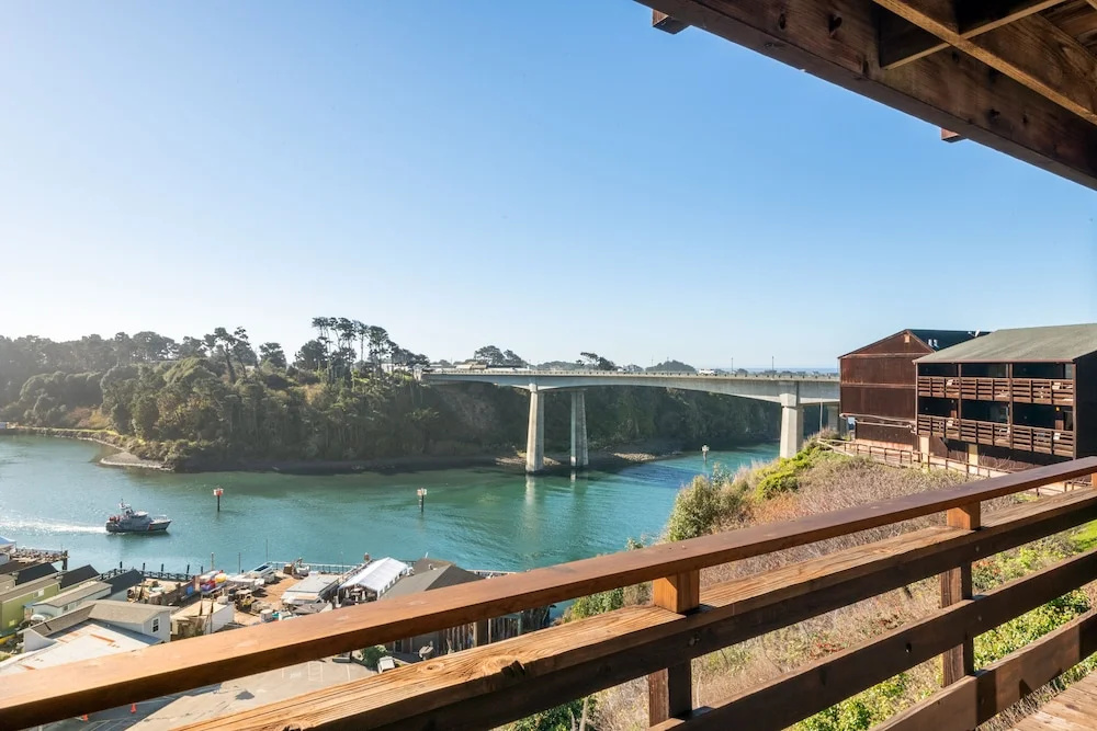 Standard Quadruple Basement room with balcony and with harbour view