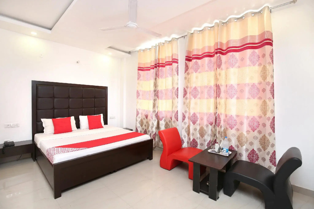 OYO 11885 Silver Plaza