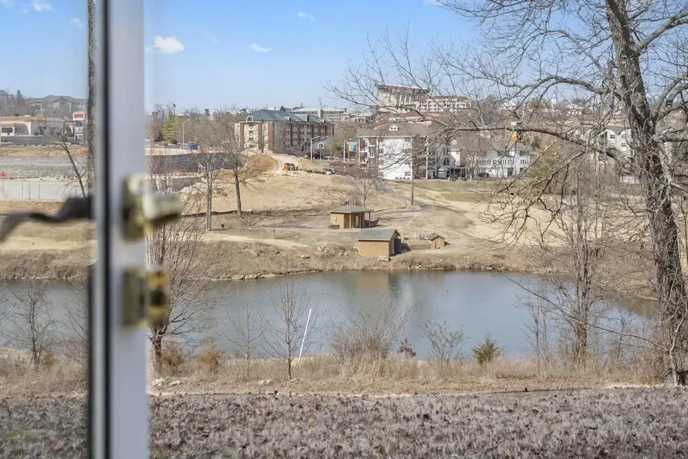 Pondview Cityscape - Best of Branson!