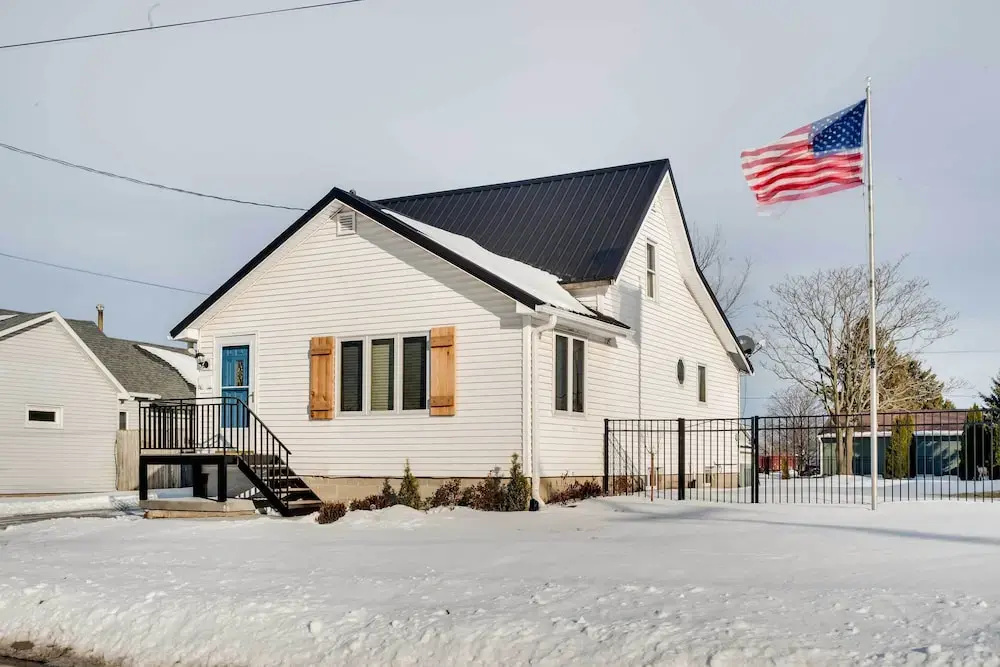 Charming Iowa Abode Near Knoxville Raceway!