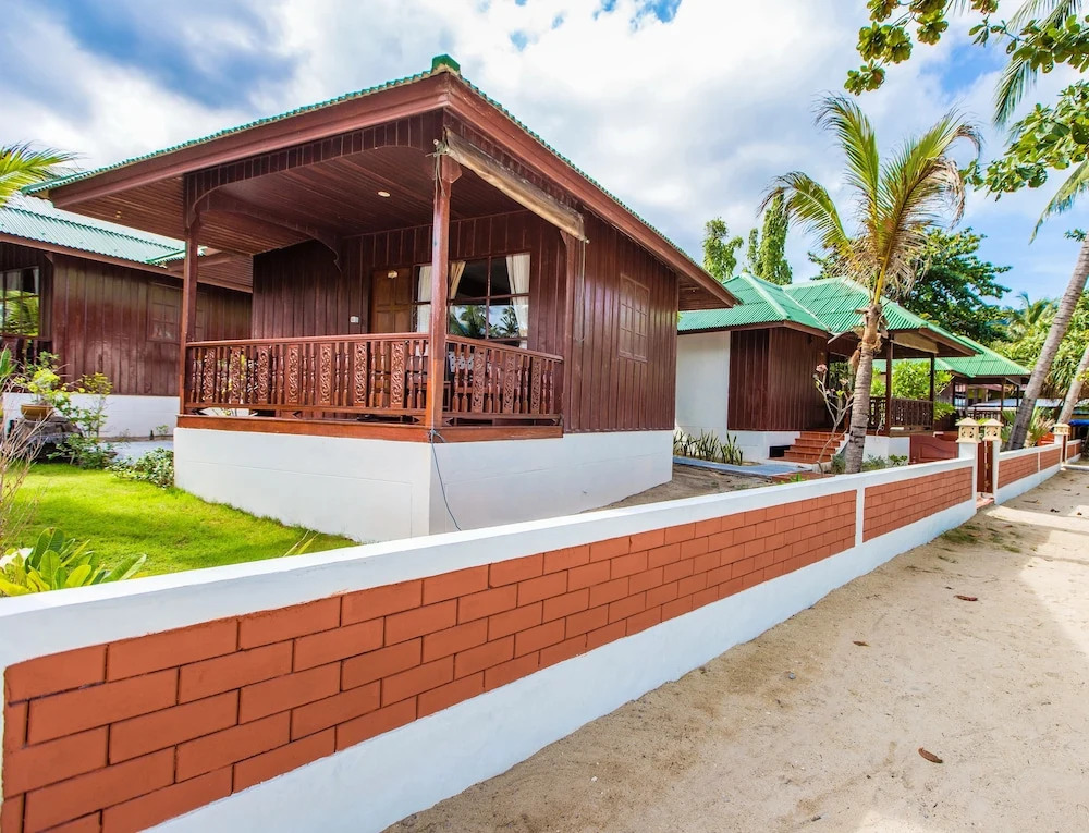 Бунгало рядом с пляжем в Lamai Coconut Beach Resort
