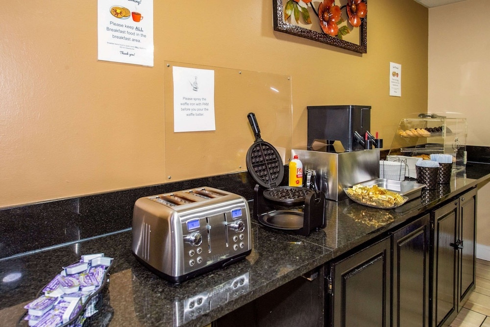 Rodeway Inn Central Colorado Springs — 2