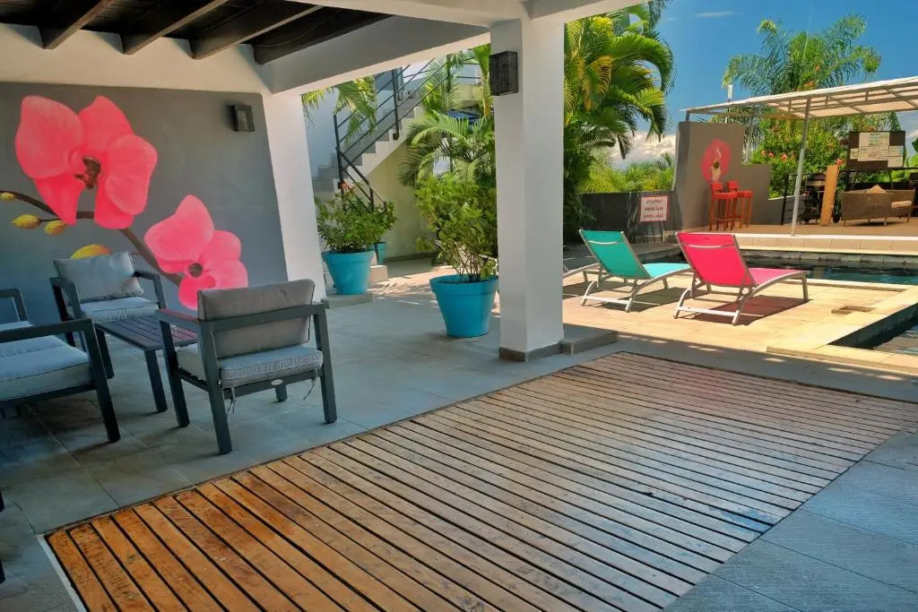 四人家庭套房，泳池景觀，雙人床