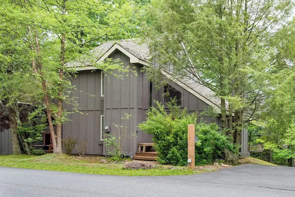 Lake Harmony Home w/ Screened Porch & Hot Tub!