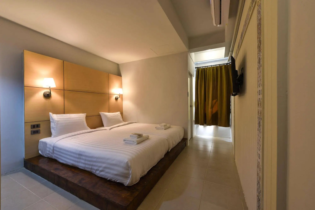 Hotel October — 4